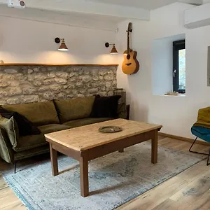  Hébergement de vacances Charming Typical Stone House With Modern Amenities